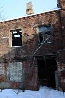 fragmento de un edificio de dos pisos abandonado después de operaciones militares en donetsk foto