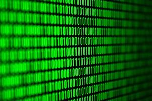 una imagen de un código binario compuesto por un conjunto de dígitos verdes sobre un fondo negro foto