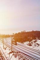 paisaje invernal con un tren sobre un fondo de cielo nublado foto