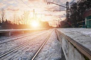 paisaje de invierno por la noche con la estación de tren foto