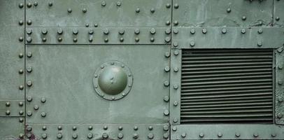 la textura de la pared del depósito, realizada en metal y reforzada con multitud de tornillos y remaches. imágenes de la cubierta de un vehículo de combate de la segunda guerra mundial foto