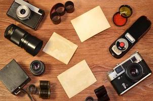 bodegón con equipo de fotografía antiguo foto