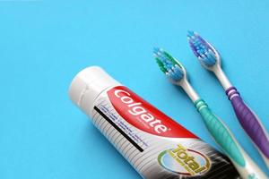 ternopil, ucrania - 23 de junio de 2022 pasta de dientes y cepillos de dientes colgate, una marca de productos de higiene bucal fabricados por la empresa estadounidense de bienes de consumo colgate-palmolive foto