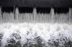 una imagen del agua que fluye. la presa está diseñada para regular el nivel del agua en los ríos dentro de la ciudad y para proporcionar agua técnica a los objetos industriales foto