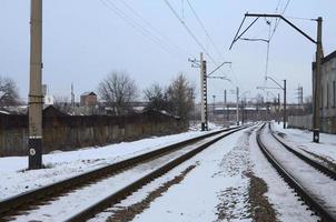 paisaje ferroviario de invierno. zona industrial. el ferrocarril entre los territorios de las plantas foto