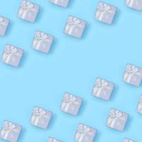 un montón de cajas de regalo azules se encuentran en el fondo de textura de papel de color azul pastel de moda en un concepto mínimo foto
