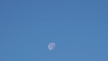 lua branca no céu azul video