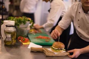 chef terminando hamburguesa foto