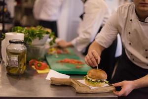 chef terminando hamburguesa foto