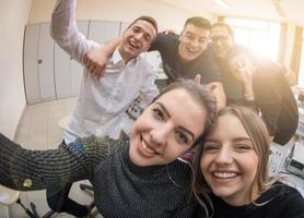 jóvenes estudiantes felices haciendo selfie foto