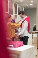 pareja en tienda de ropa foto