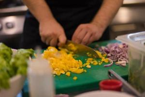 chef cortando verduras frescas y deliciosas foto