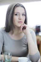 Retrato de una mujer joven y bella foto