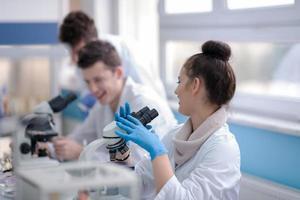 grupo de jóvenes estudiantes de medicina investigando foto