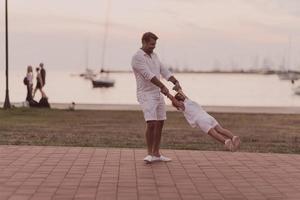 un anciano vestido con ropa informal con su hija pasa tiempo juntos en el parque de vacaciones. tiempo familiar. enfoque selectivo foto