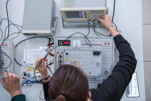 estudiantes practicando en la vista superior del aula electrónica foto