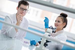 grupo de jóvenes estudiantes de medicina investigando foto