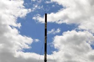 tubo de vapor de chimenea de la planta de fabricación industrial bajo el cielo azul foto