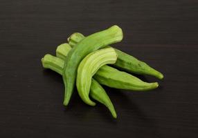 verduras de okra sobre fondo negro foto