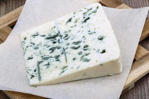 queso azul sobre madera foto