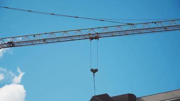 groot industrieel bouw kraan met mooi bewolkt lucht achtergrond. stad ontwikkeling video