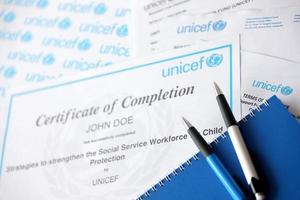 ternopil, ucrania - 2 de mayo de 2022 certificado voluntario de finalización de unicef - programa de las naciones unidas que brinda asistencia humanitaria y de desarrollo a los niños foto