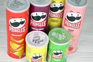 kharkiv, ucrania - 16 de diciembre de 2021 producto pringles con nuevo logotipo. pringles es una marca de papas fritas propiedad de la empresa kellogg foto