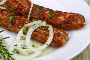 kebab de ternera en un plato foto
