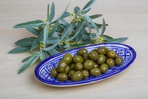 plato de aceitunas verdes foto