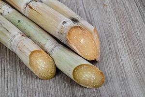 palitos de azúcar en madera foto