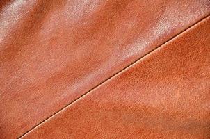 textura de cuero marrón. útil como fondo para cualquier trabajo de diseño. fotografía macro de ropa exterior hecha de cuero genuino foto
