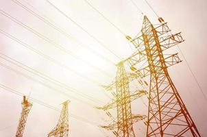 torres de líneas eléctricas contra un fondo de cielo nublado. torres de transmisión de electricidad foto