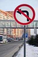 Prohibido girar a la izquierda. señal de tráfico con flecha tachada a la izquierda foto