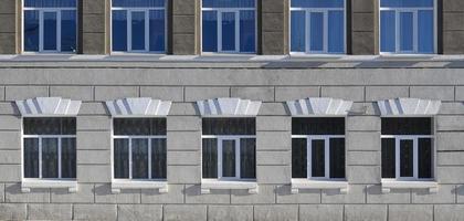 textura de ventanas modernas acristaladas de un edificio de hormigón gris