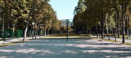 cancha de baloncesto de la calle vacía. para conceptos como deportes y ejercicio, y estilo de vida saludable foto