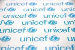 ternopil, ucrania - 2 de mayo de 2022 logotipo de unicef en papel. Unicef es un programa de las Naciones Unidas que brinda asistencia humanitaria y de desarrollo a niños y madres. foto