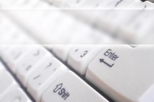 primer plano del teclado clásico de la computadora blanca con letras inglesas y rusas con campo de espacio de copia foto