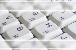 primer plano del teclado clásico de la computadora blanca con letras inglesas y rusas con campo de espacio de copia foto