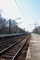 una estación de tren con andenes para esperar trenes foto