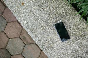 olvide el teléfono inteligente en el banco del parque público, el teléfono inteligente perdido foto