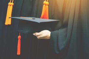 sombreros de graduación en la parte trasera durante el éxito de los graduados de la universidad, felicitaciones por educación conceptual. ceremonia de graduación, felicitó a los graduados en la universidad durante el comienzo. foto