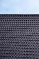 la textura del techo de metal pintado. vista detallada de primer plano de la cubierta del techo para techo inclinado. techado de alta calidad foto