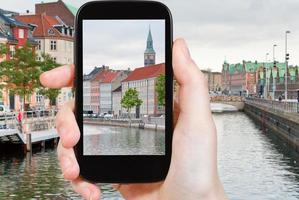 turista tomando fotos del paisaje urbano de copenhague