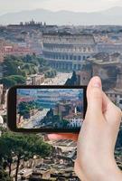 turista tomando fotos de la calle al coliseo, roma