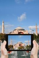 turista tomando una foto de haghia sophia