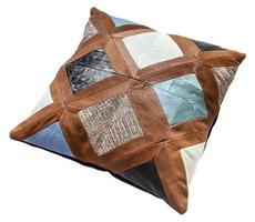 almohada decorativa de cuero patchwork aislada foto