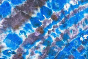ornamento abstracto de rayas azules y violetas en batik foto
