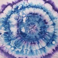 círculos concéntricos azules y violetas en batik de seda foto