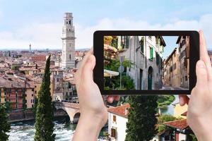 fotografía turística calle en la ciudad de verona foto