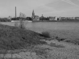 el pequeño pueblo de grieth en el río rin foto